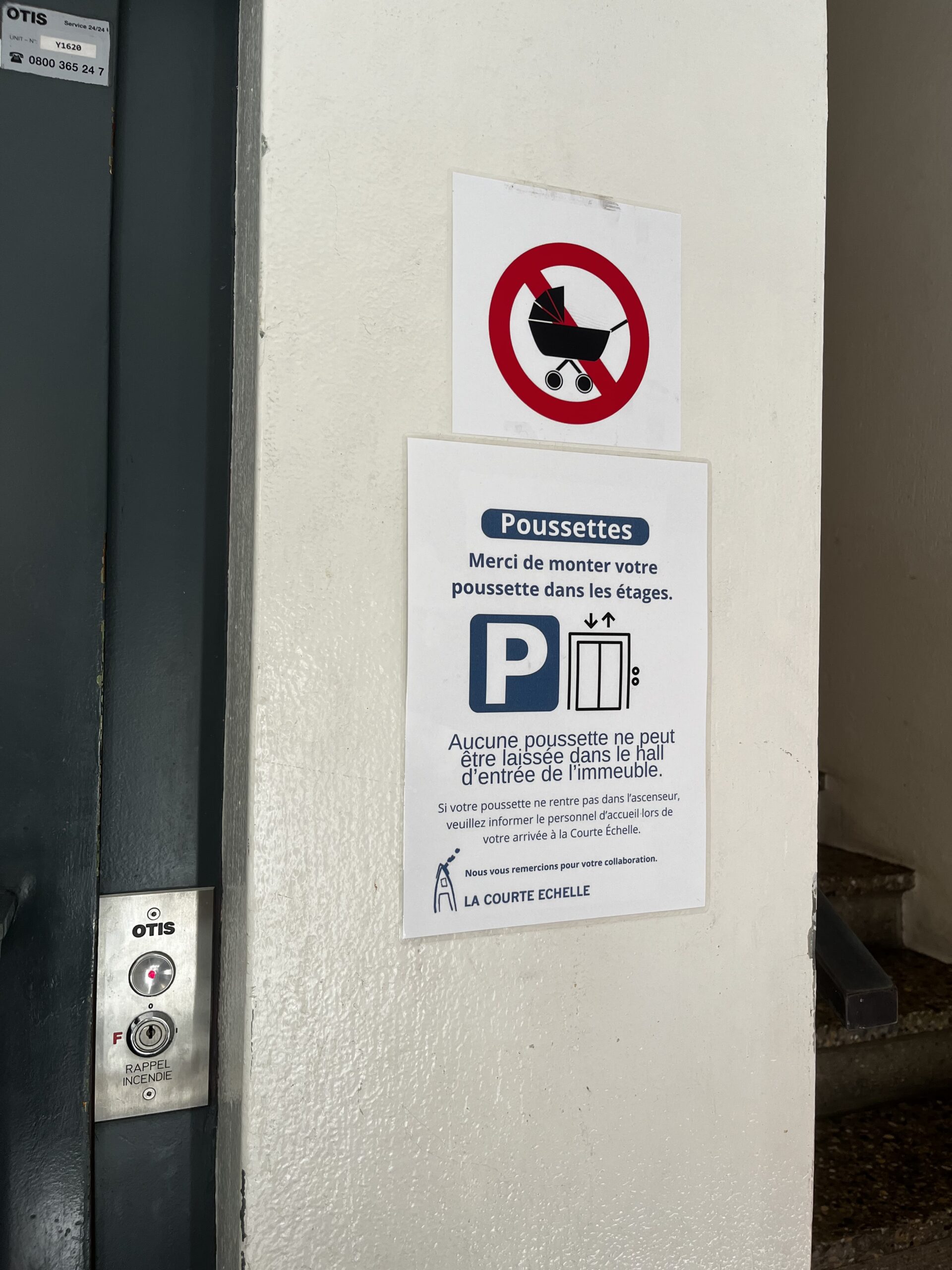 Affiche indiquant où stationner les poussettes à La Courte Échelle.