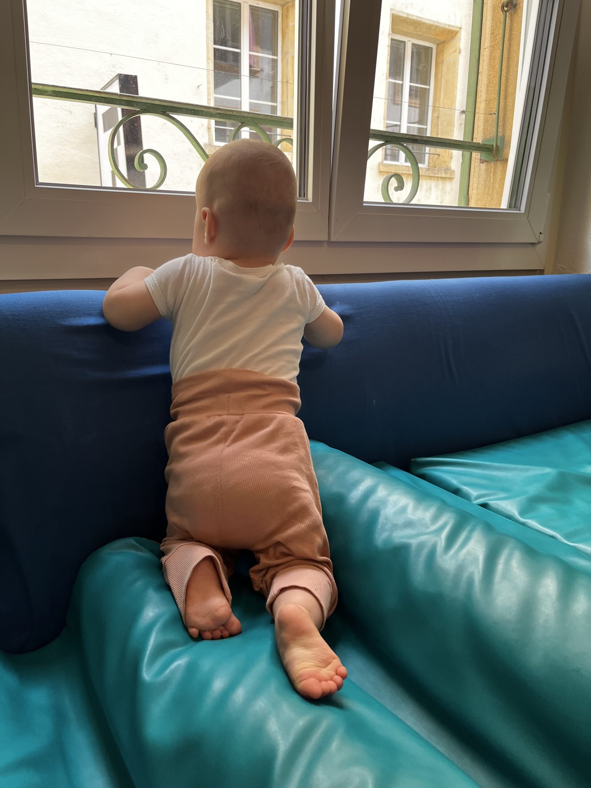 Patachou explore les tapis et modules de motricité à La Courte Échelle.