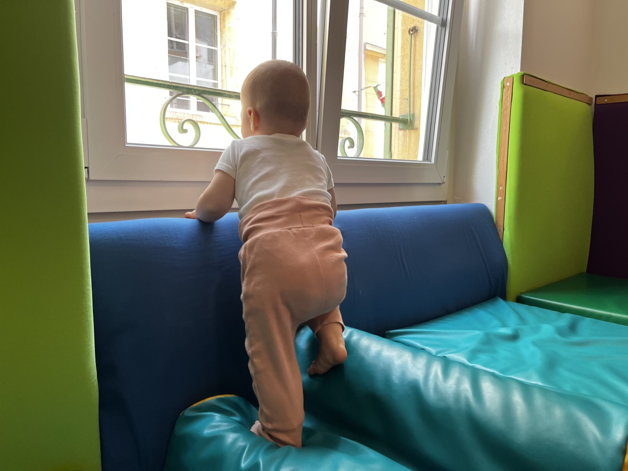 Bébé découvre les espaces de jeu de La Courte Échelle à Neuchâtel