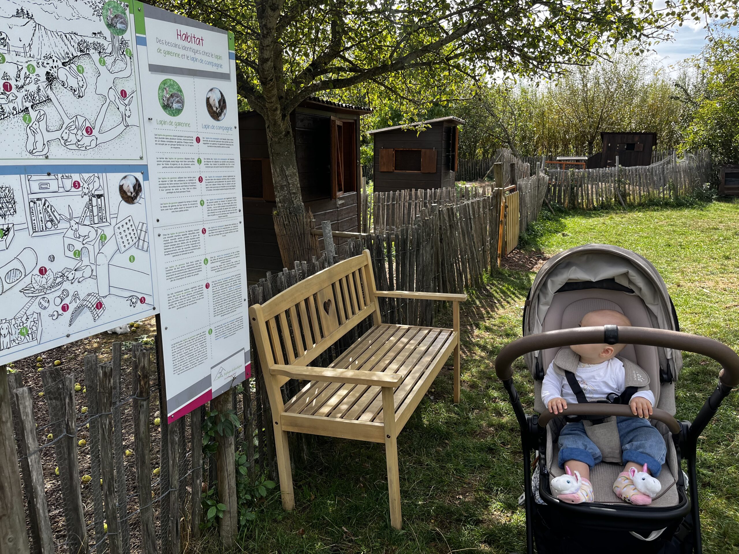 Panneaux pédagogiques et banc sur la colline