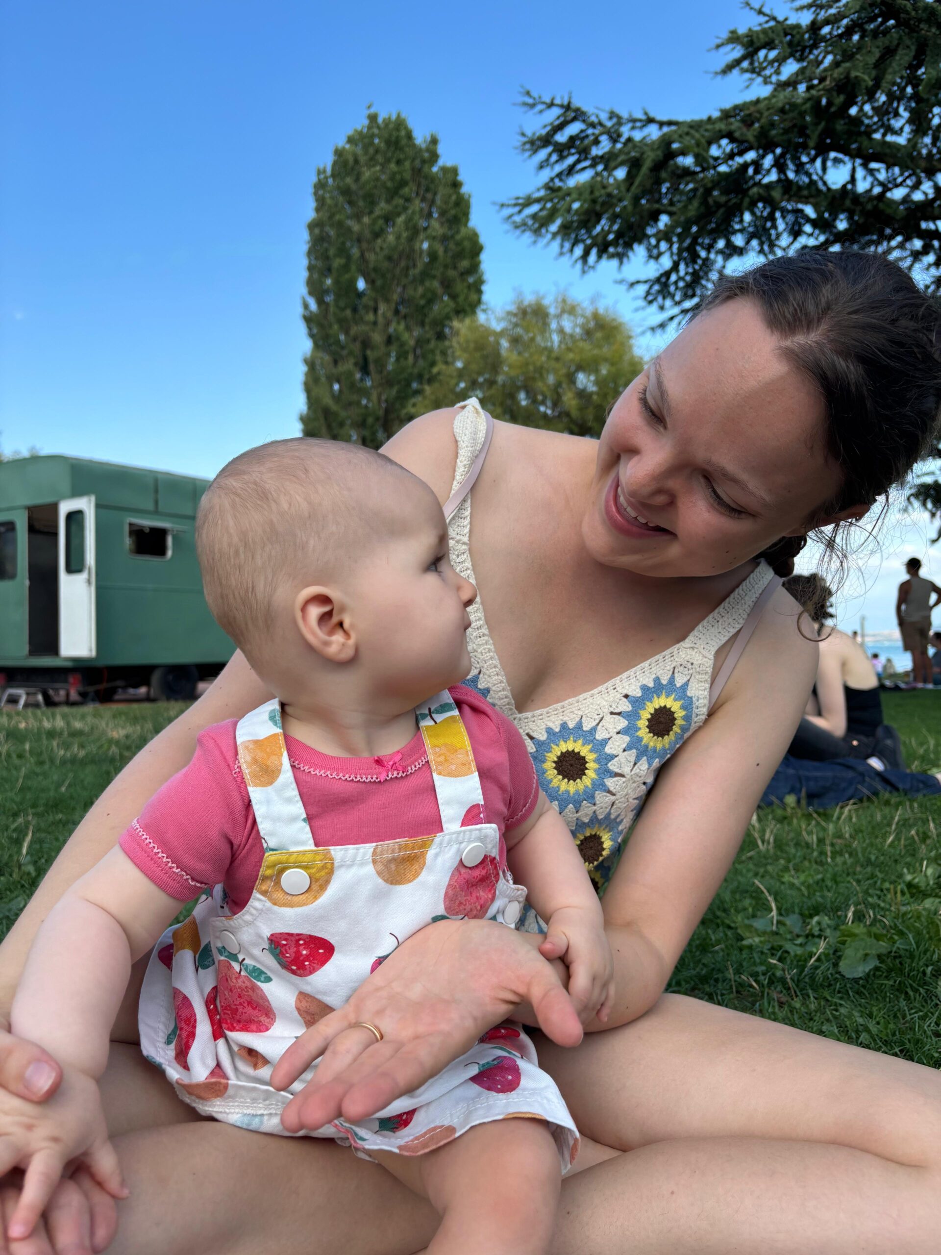 Patachou et sa maman pendant une sortie en famille