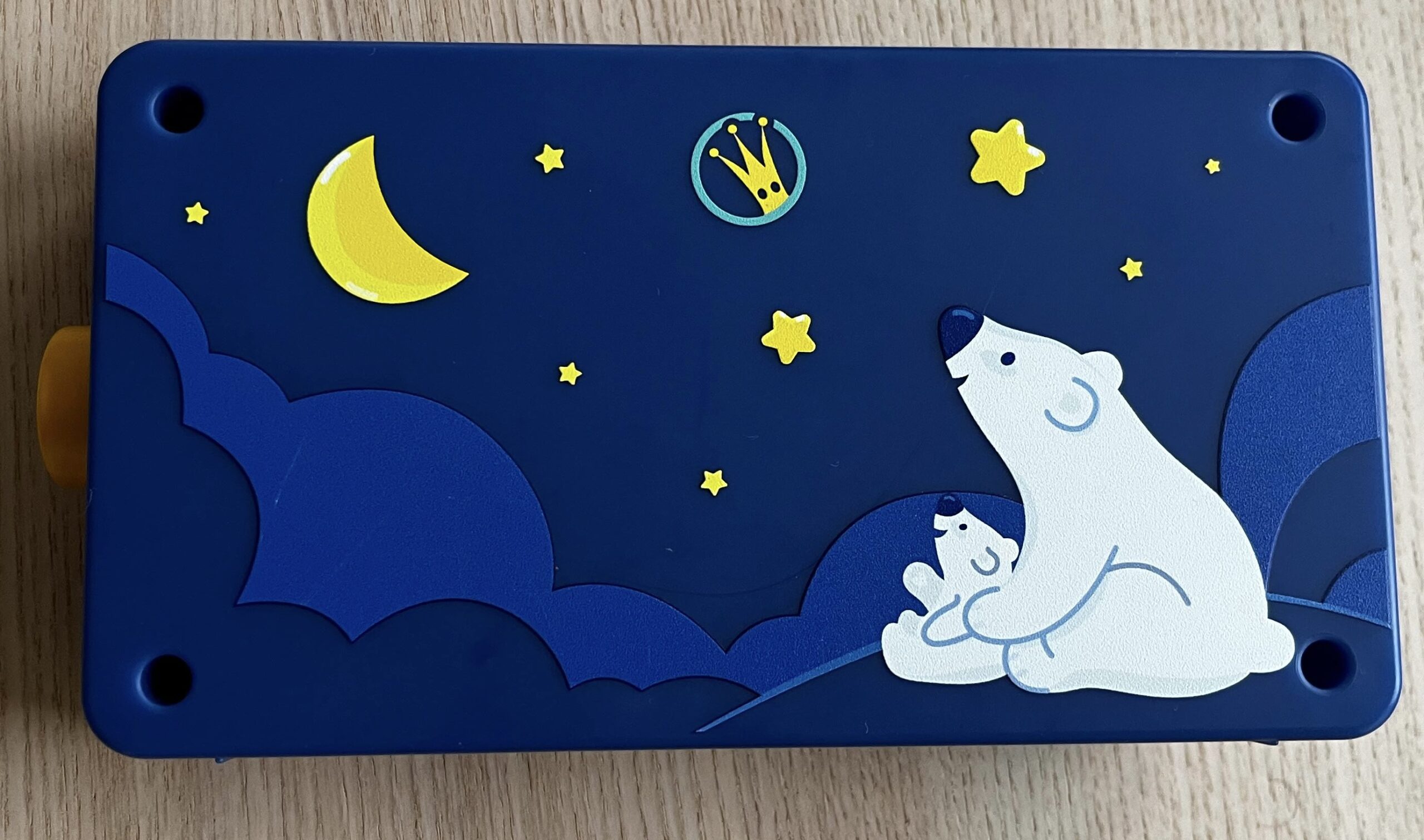 Le dos de notre Lunii, décoré d’ours polaires, d’une lune et d’étoiles.