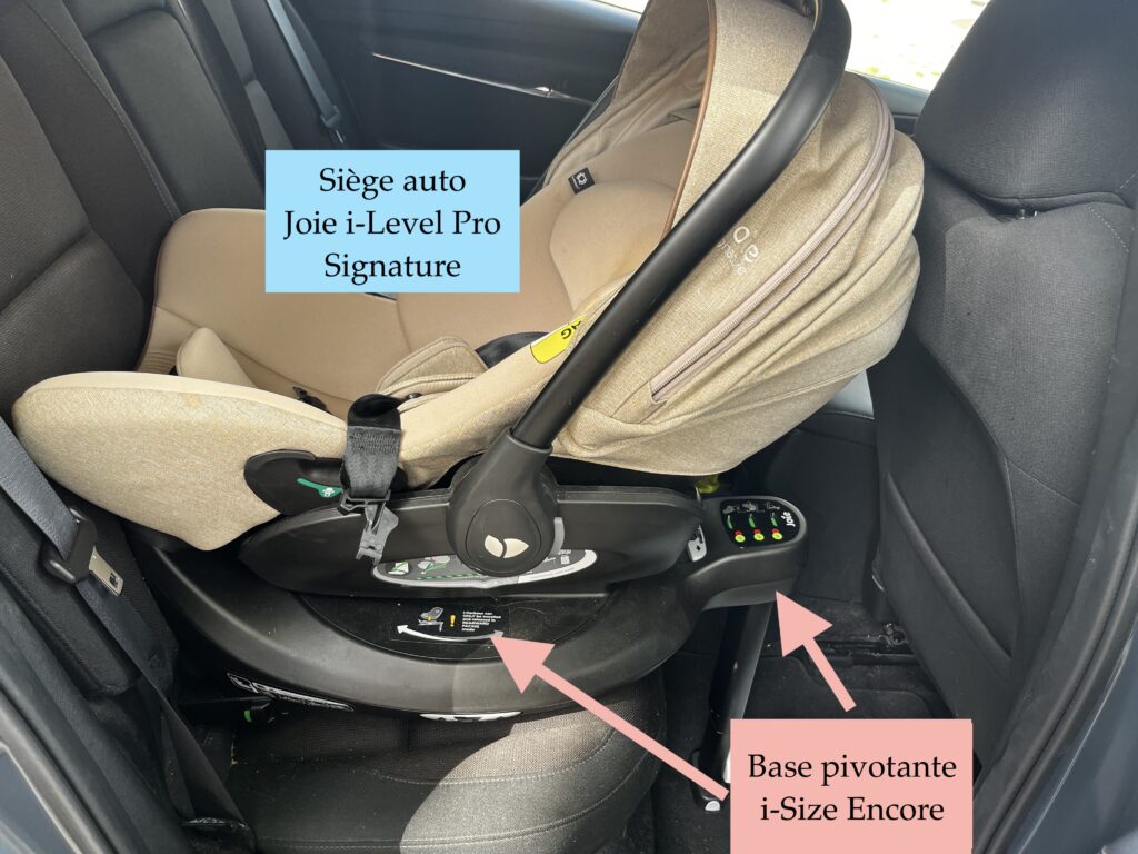 Siège auto Joie i-Level Pro installé dos à la route dans notre voiture.