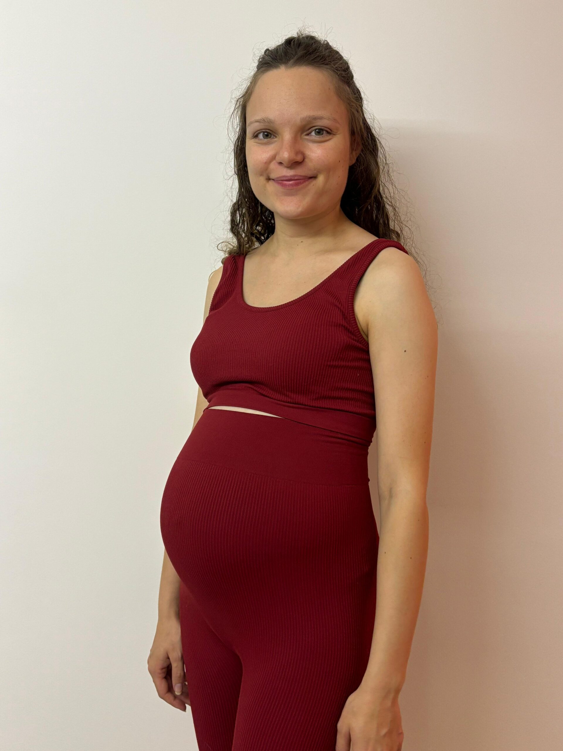 Mamanboussole enceinte, en tenue bordeaux.