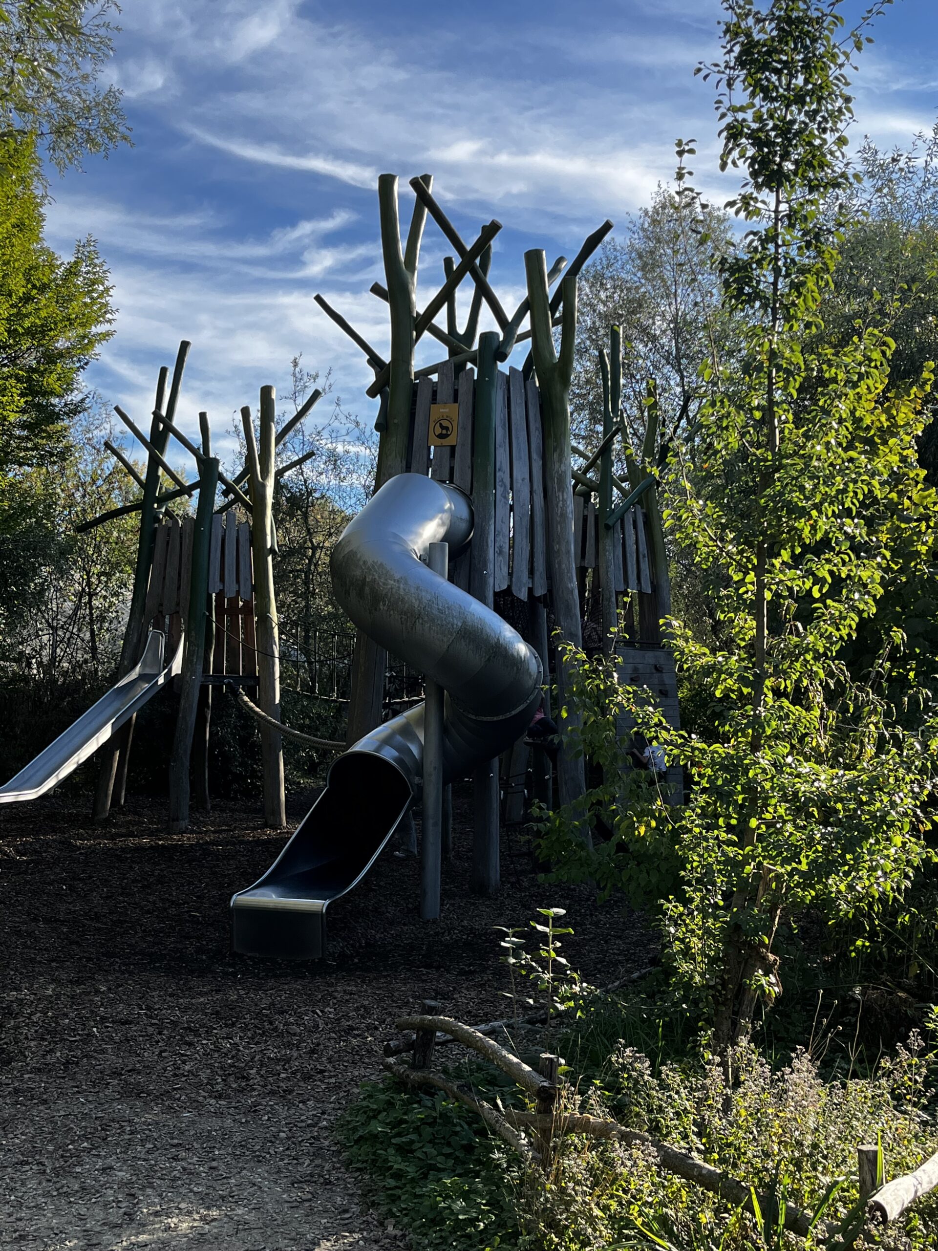 Structures de jeux en bois et toboggans à l’extérieur