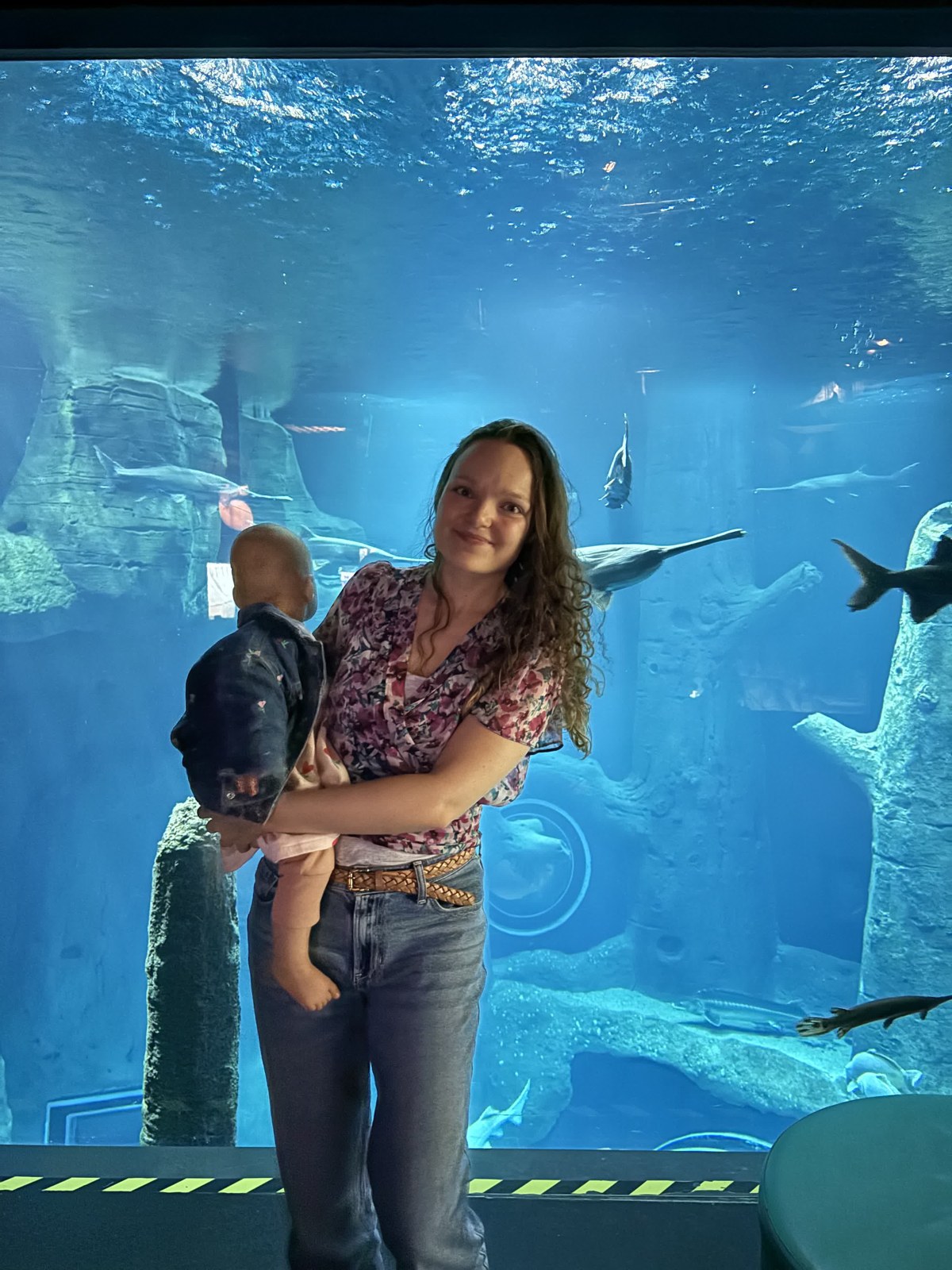 Mamanboussole et Patachou devant le grand bassin bleu à Aquatis à Lausanne