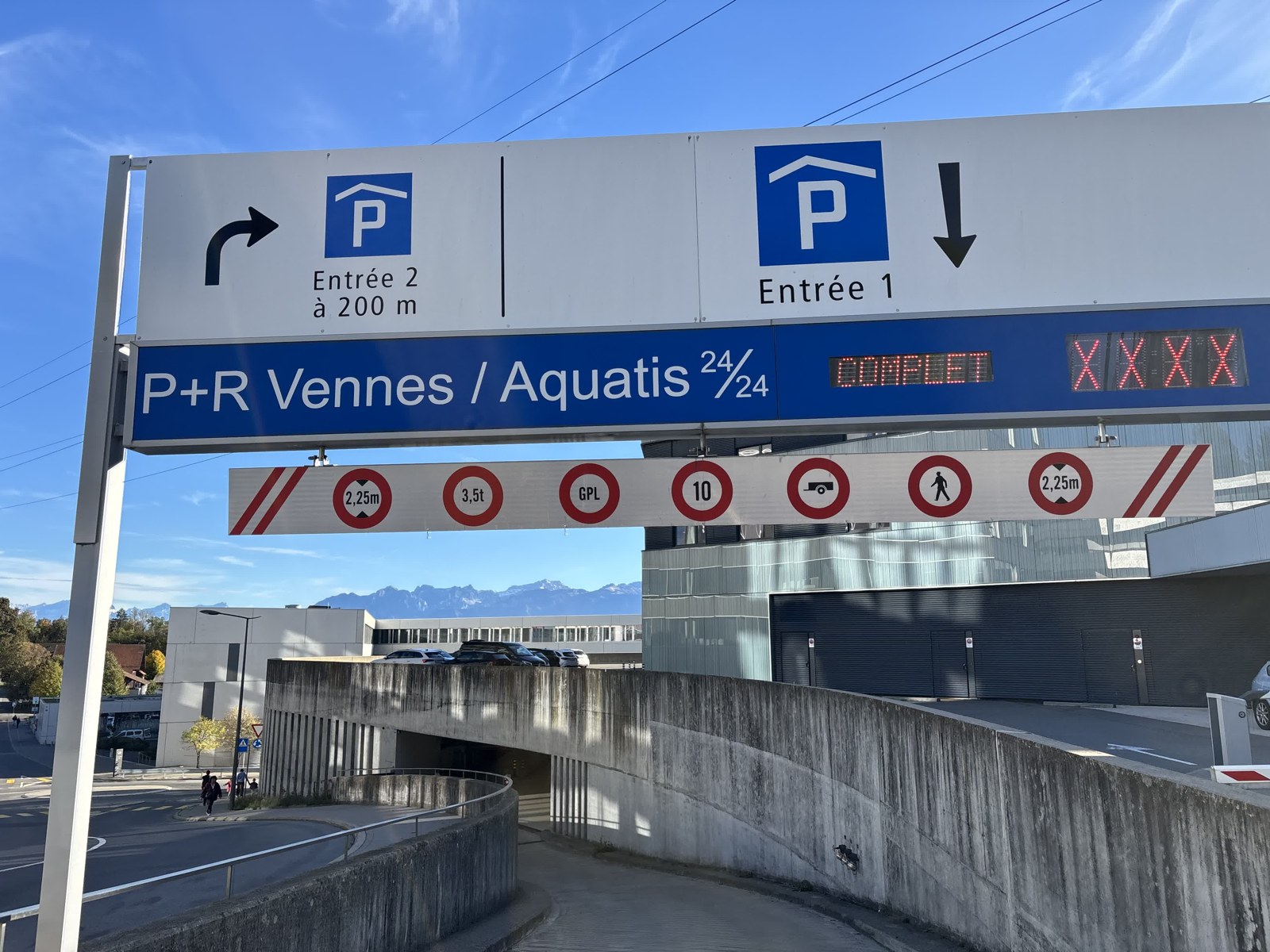 Le panneau d’accès au parking P+R Vennes et Aquatis