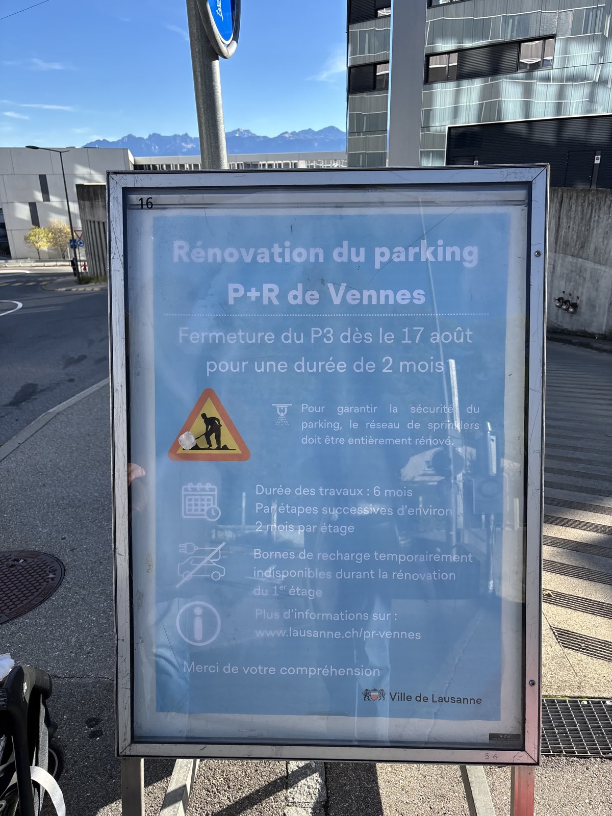 Le panneau d’information à l’entrée du parking